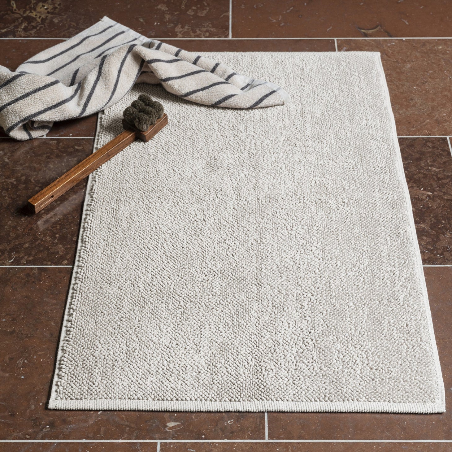 Marble bathroom floors covered with blomus KAAVU cotton bath mat