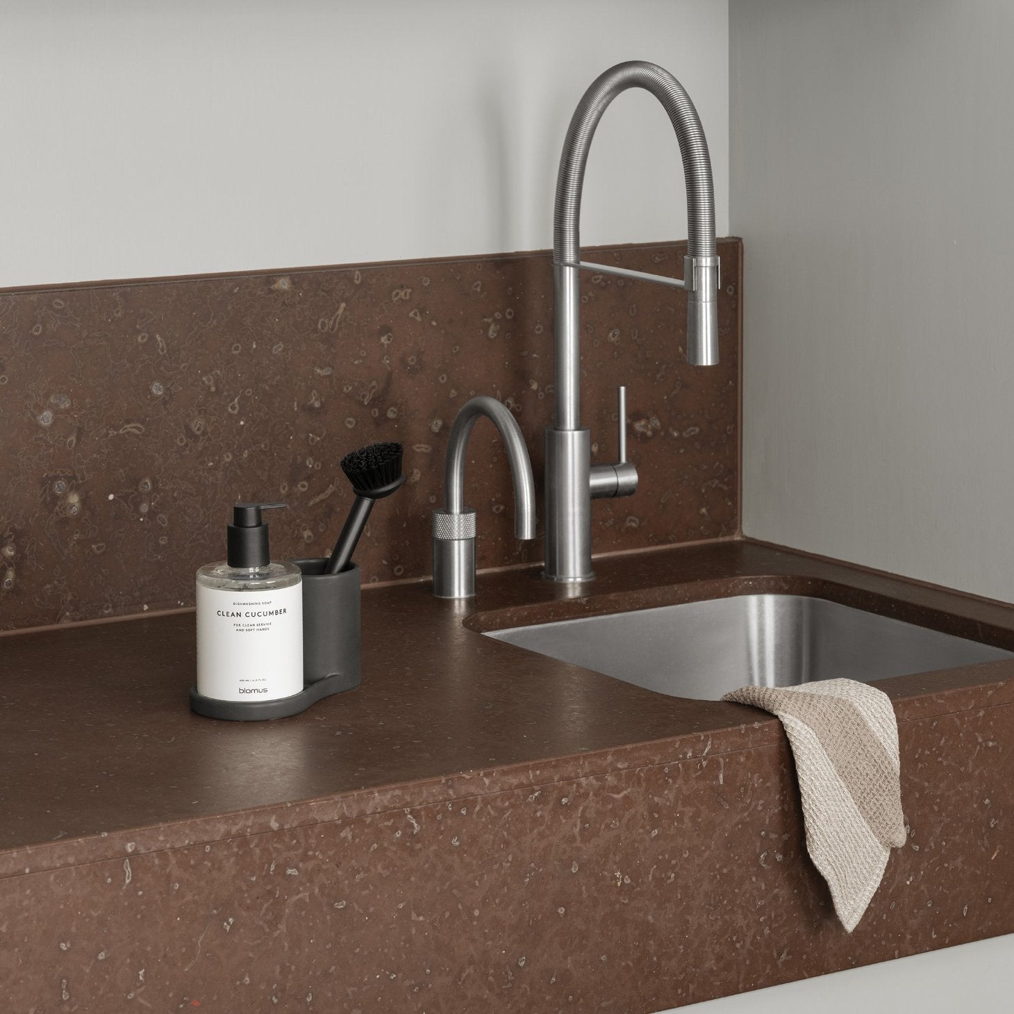 blomus PIRO ceramic kitchen sink organizer on Rossa Verona marble countertop