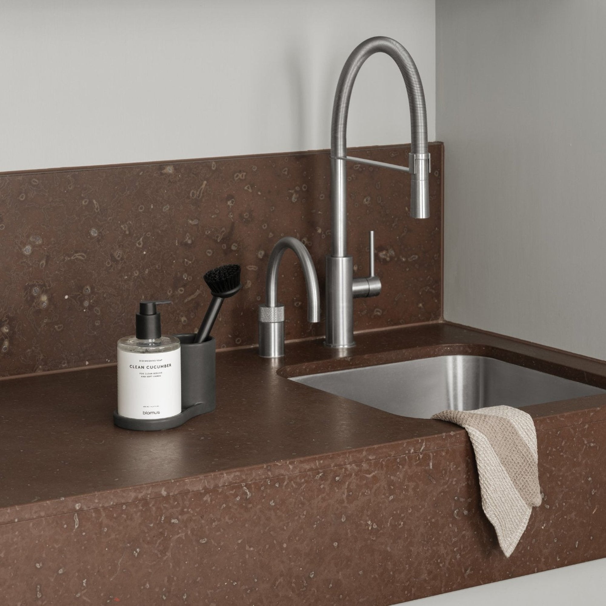blomus PIRO ceramic kitchen sink organizer on Rossa Verona marble countertop