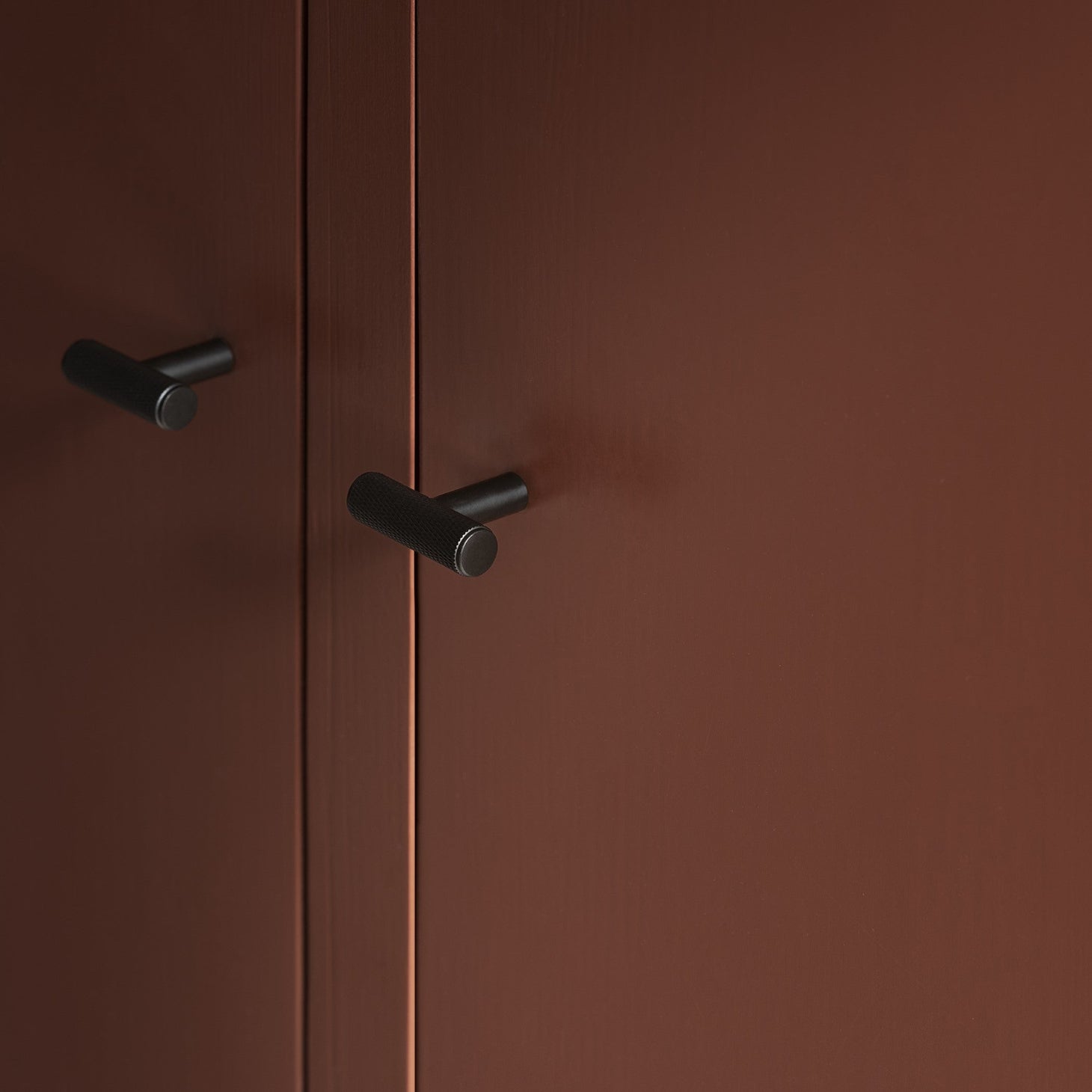 T-shaped black metal knurled door pull