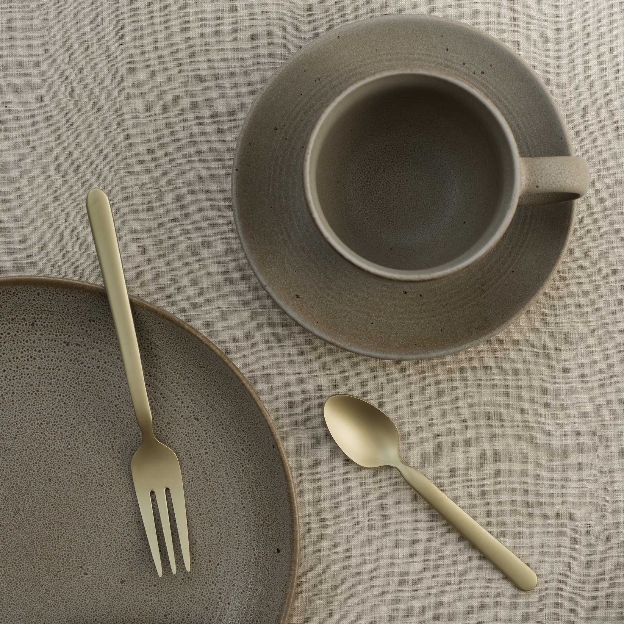 Elegant gold cutlery from blomus STELLA collection in a minimalist table setting