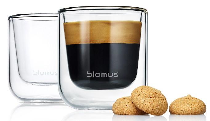 blomus NERO insulated espresso glass displayed with cookies