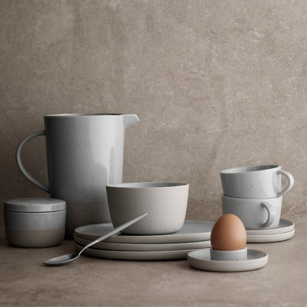 Blomus SABLO dinnerware in Cloud white displayed on a minimalist concrete surface