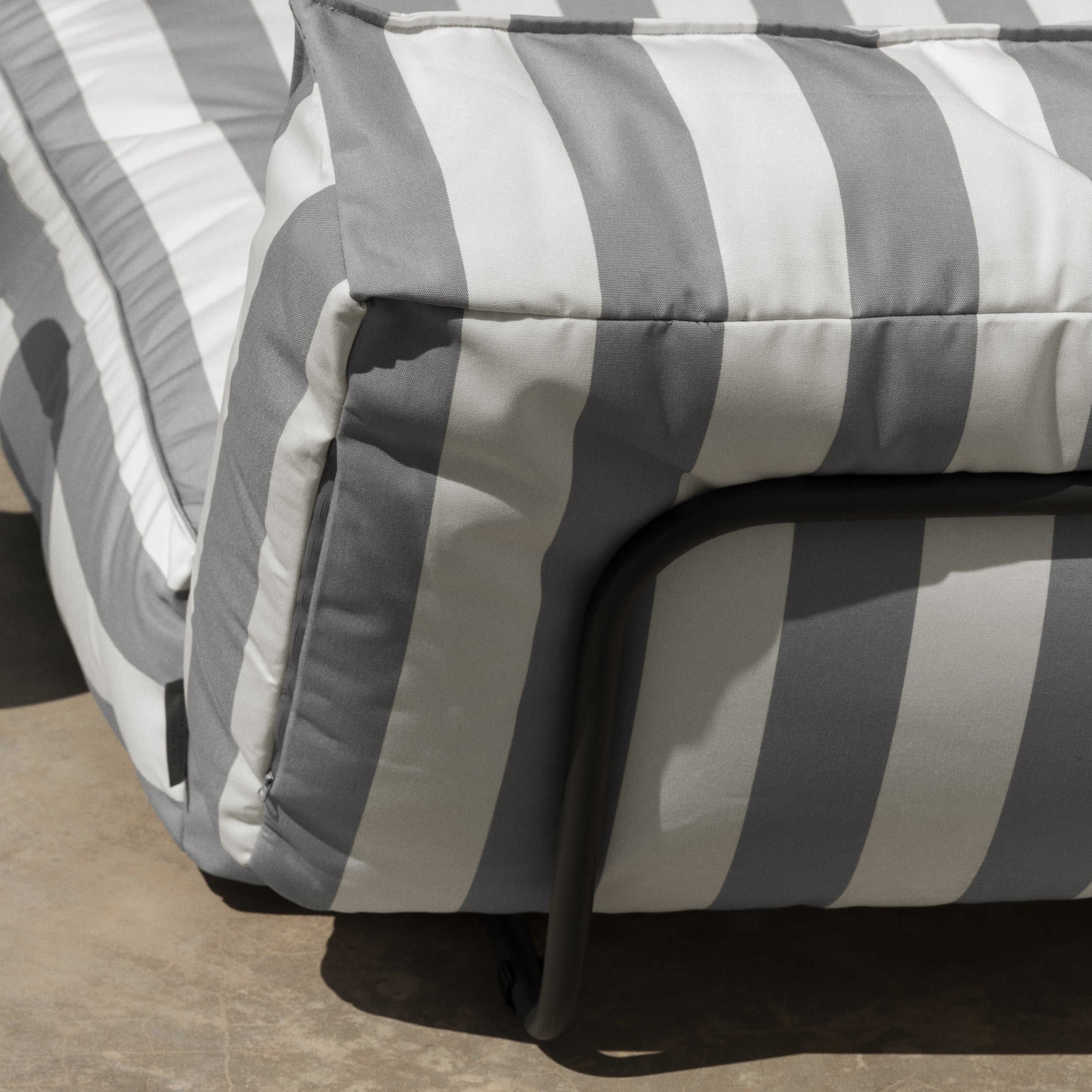 Daybed inclined on metal frame