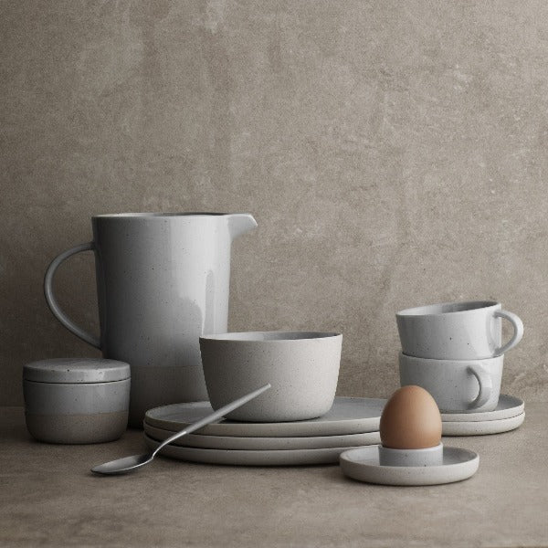 Blomus SABLO ceramic dinnerware in Cloud white displayed on a minimalist concrete surface